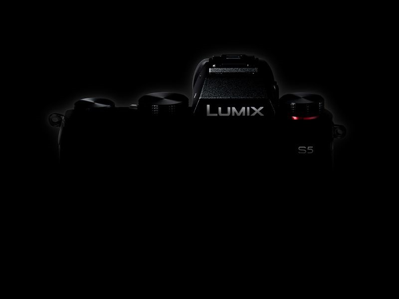 Panasonic-Lumix-S5-mirrorless-camera-with-L-mount.jpg
